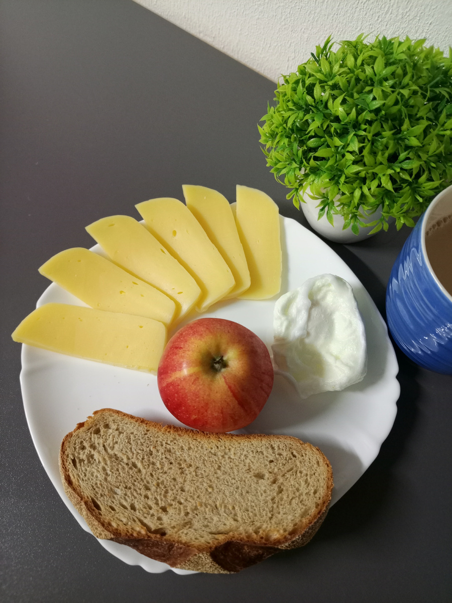 За кадром ещё шоколадка 45 гр