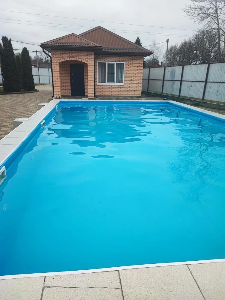 Бассейн и гостевой домик