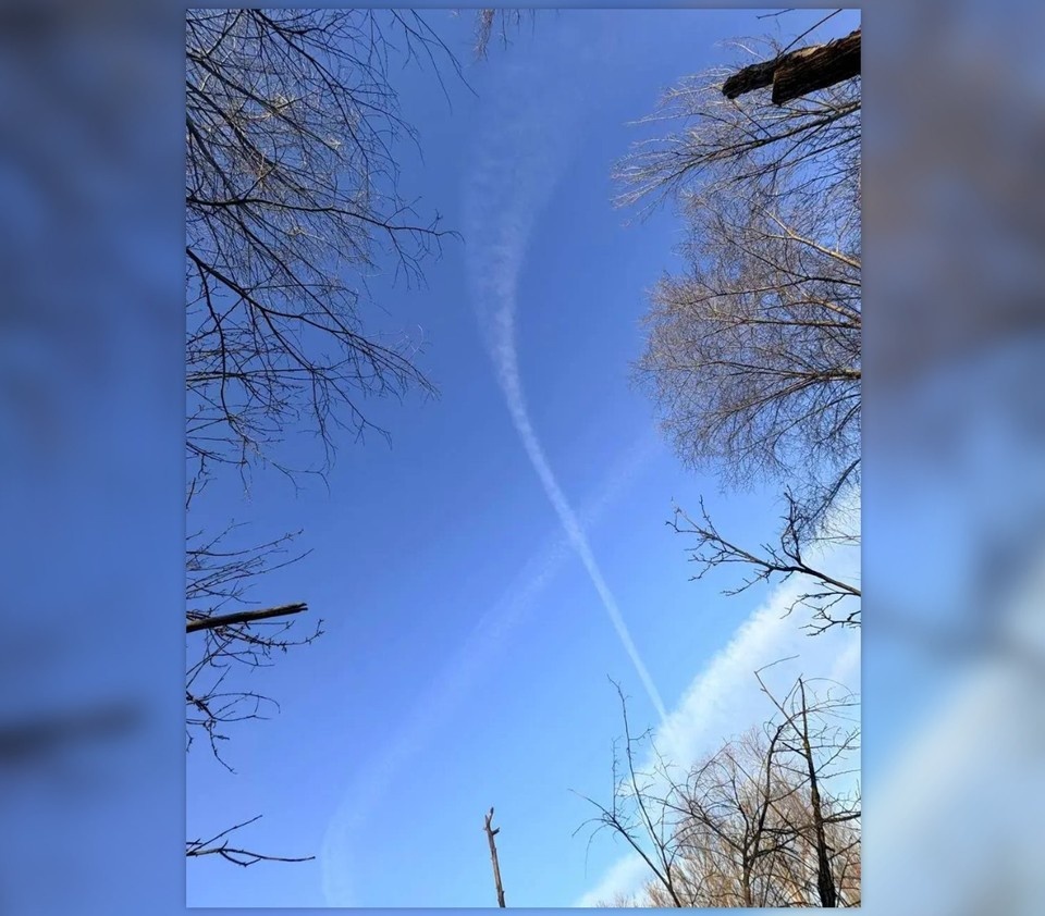    Летчики нарисовали восьмерку в небе. Фото - правительство ЛНР