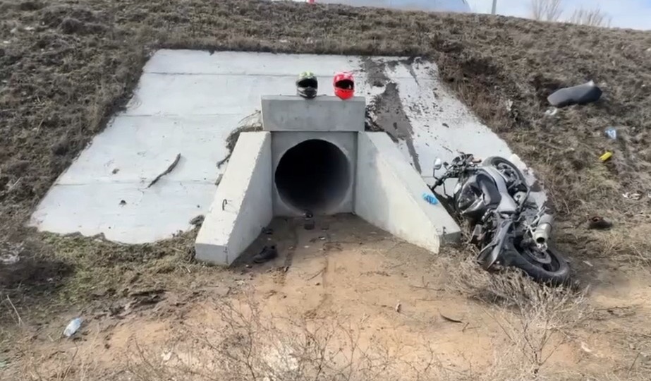 Мужчина и девушка разбились на мотоцикле в Волгодонске утром 9 марта