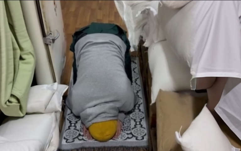 "Вставай ты уволен": Громкий финал истории о работнике, который перепутал цех с местом для молитв