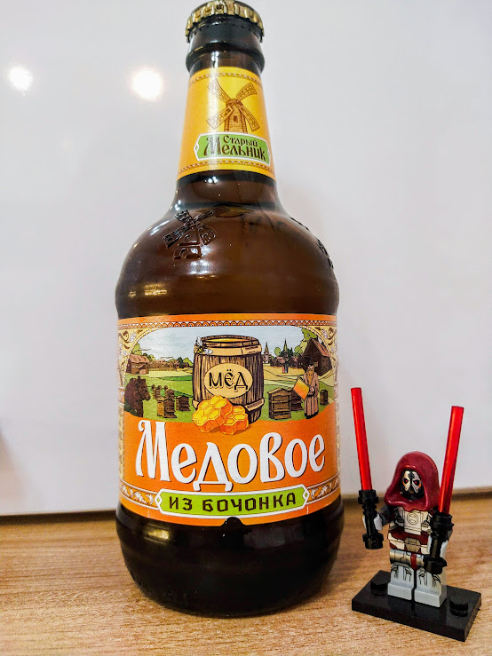 На этикетке медведь готовится бится против бородача за бочку мёда. Рассудит их пчела)))