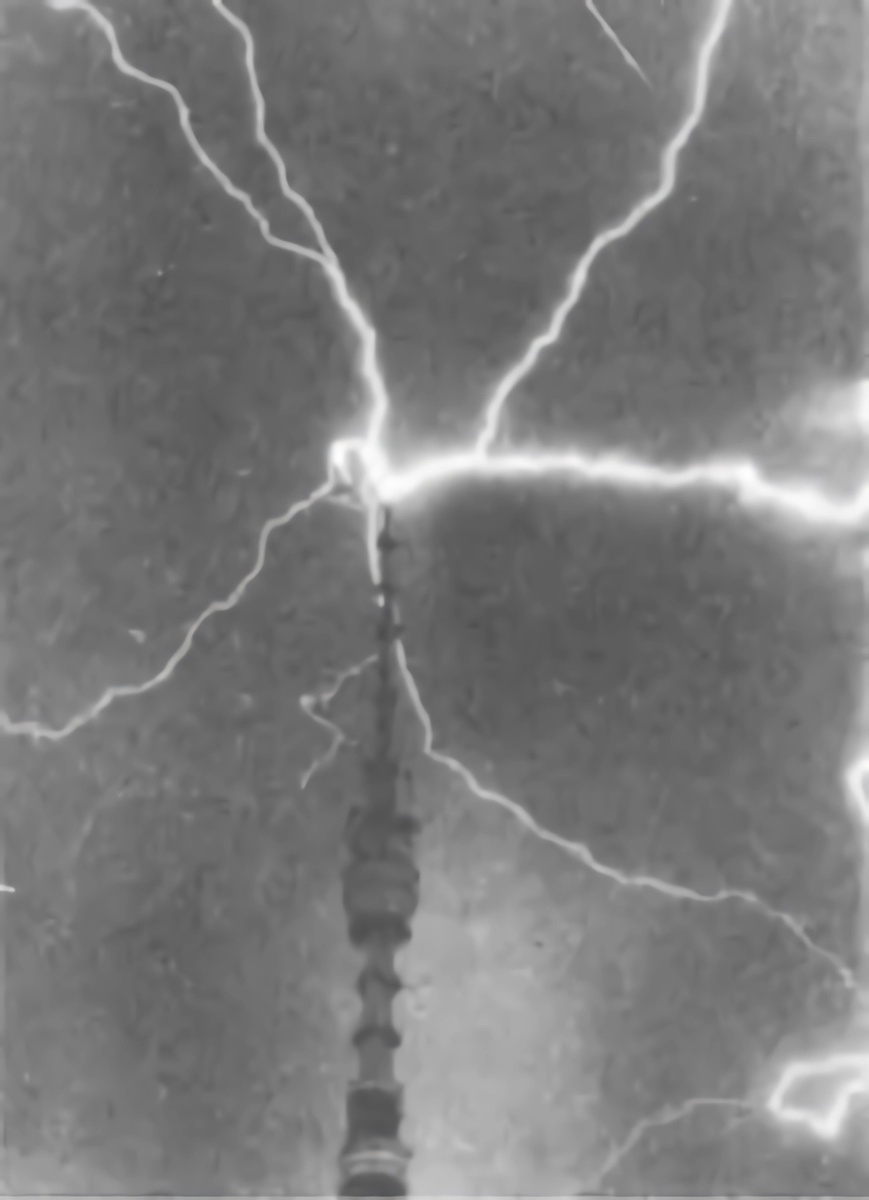 Природная молная, сфотографированная в московском небе над Останкинской телебашней...