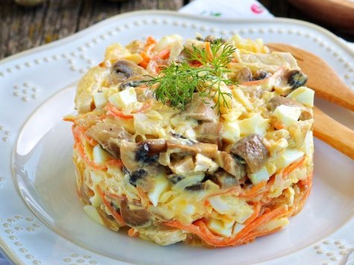 Рецепт салата с курицей и корейской морковью.