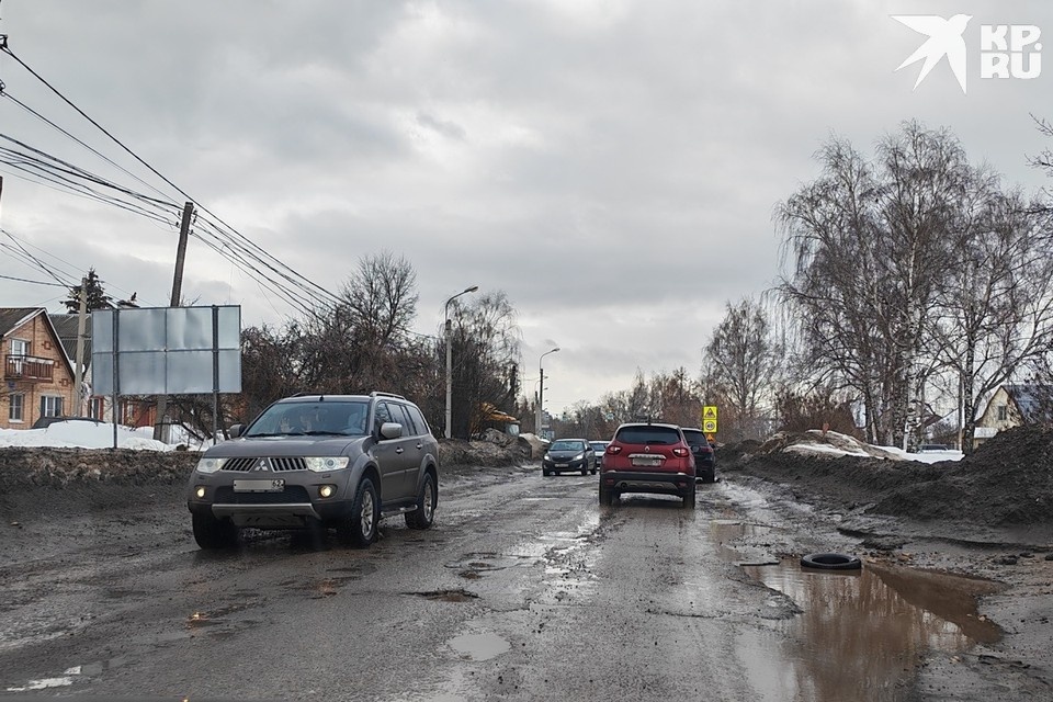    На улицах Большой (Рязань) и Центральной (Дядьково) дорога довольно плотно подойдет к жилым домам. Сейчас на ней видны последствия активного движения тяжелых грузовиков.