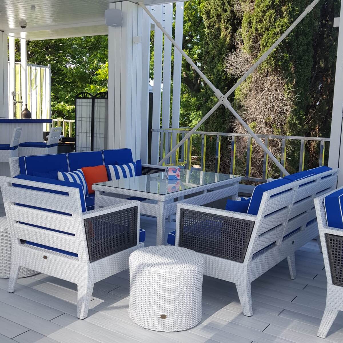 Белая плетеная мебель на террасе, производитель Мастерская Марко г. Сочи