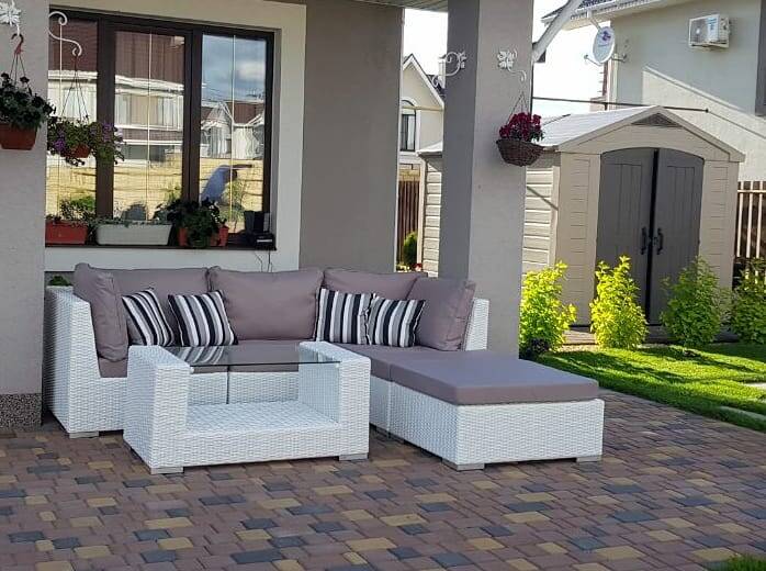 Белый диван из ротанга 