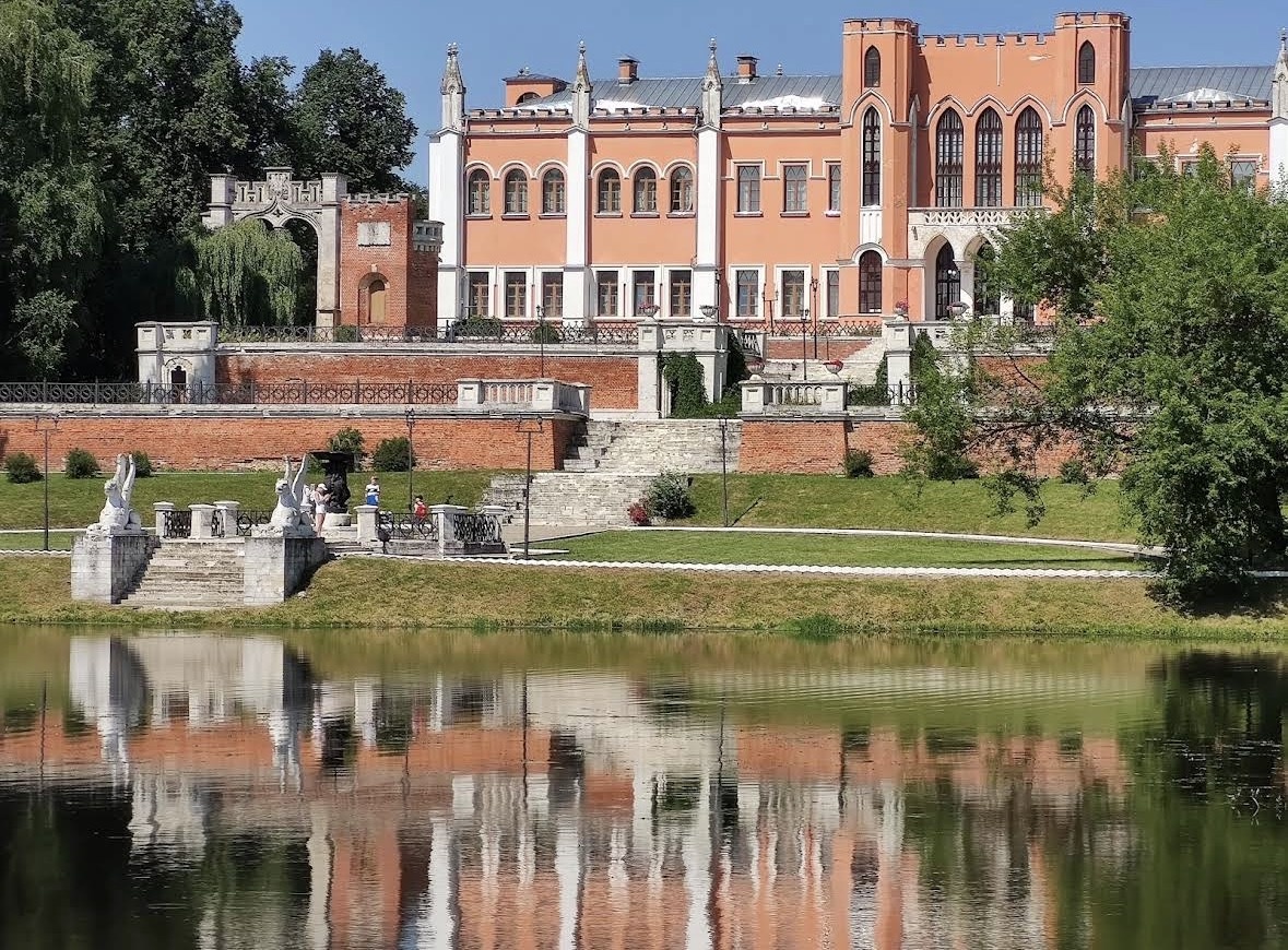 Самый красивый ракурс для фото - с противоположного берега пруда. В воде отражается весь дворец, и получается эффект двойного замка