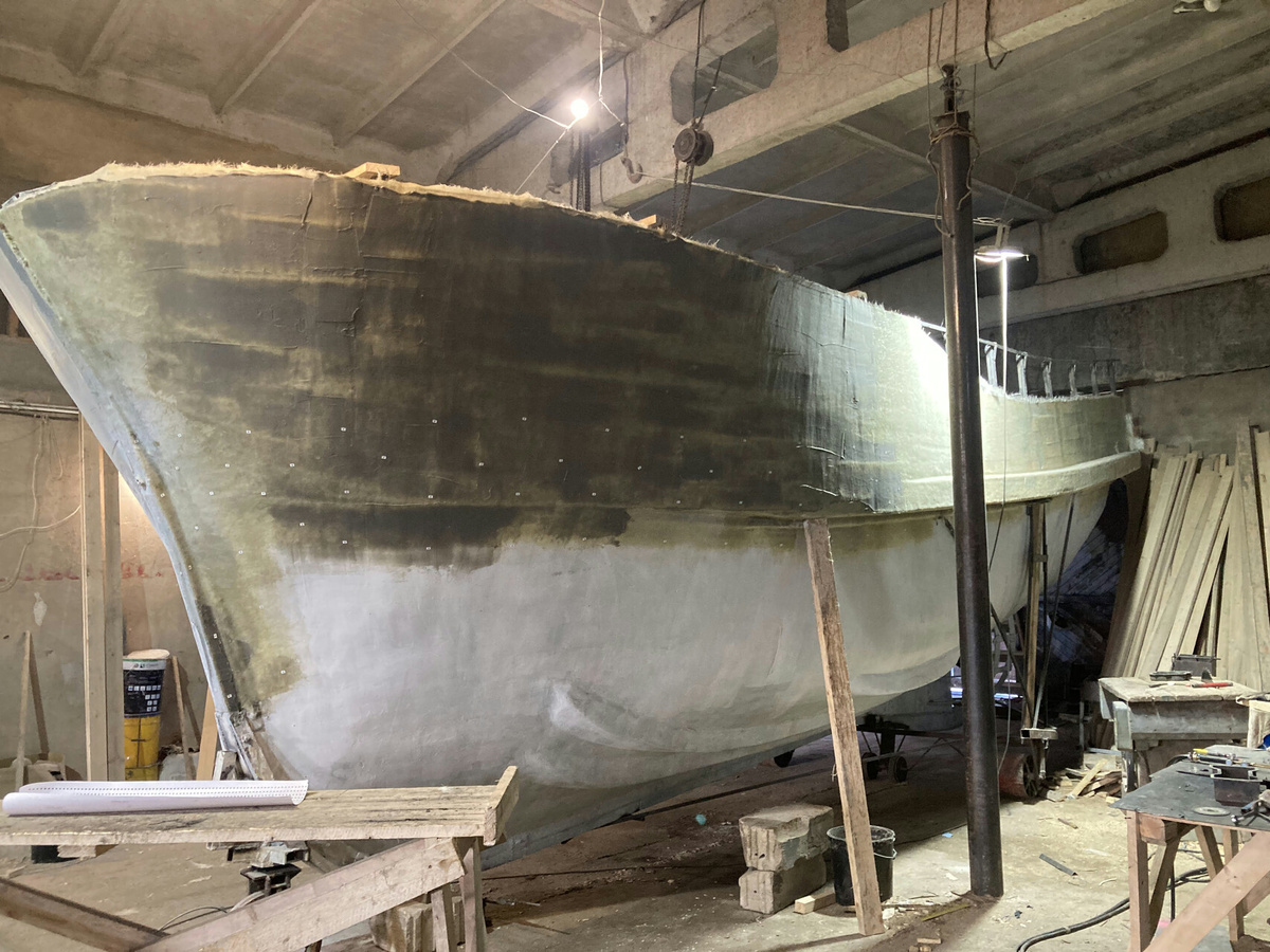 На верфи строился рыбопромысловый катер длиной более 15 метров. Корпус уже находился на финальной стадии строительства. В этот момент при смене судовладельца была утрачена рабочая документация.