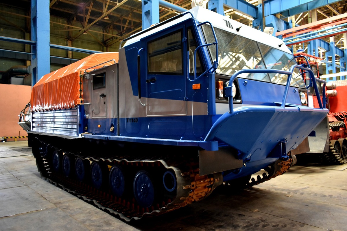 Вездеход ТМ-140. Благодаря применению мелкозвенной гусеницы с высокоресурсным резинометаллическим шарниром имеет низкое удельное давление на грунт и поэтому высокую проходимость. Источник: Группа ВК «АО «Курганский машиностроительный завод» (КМЗ)».