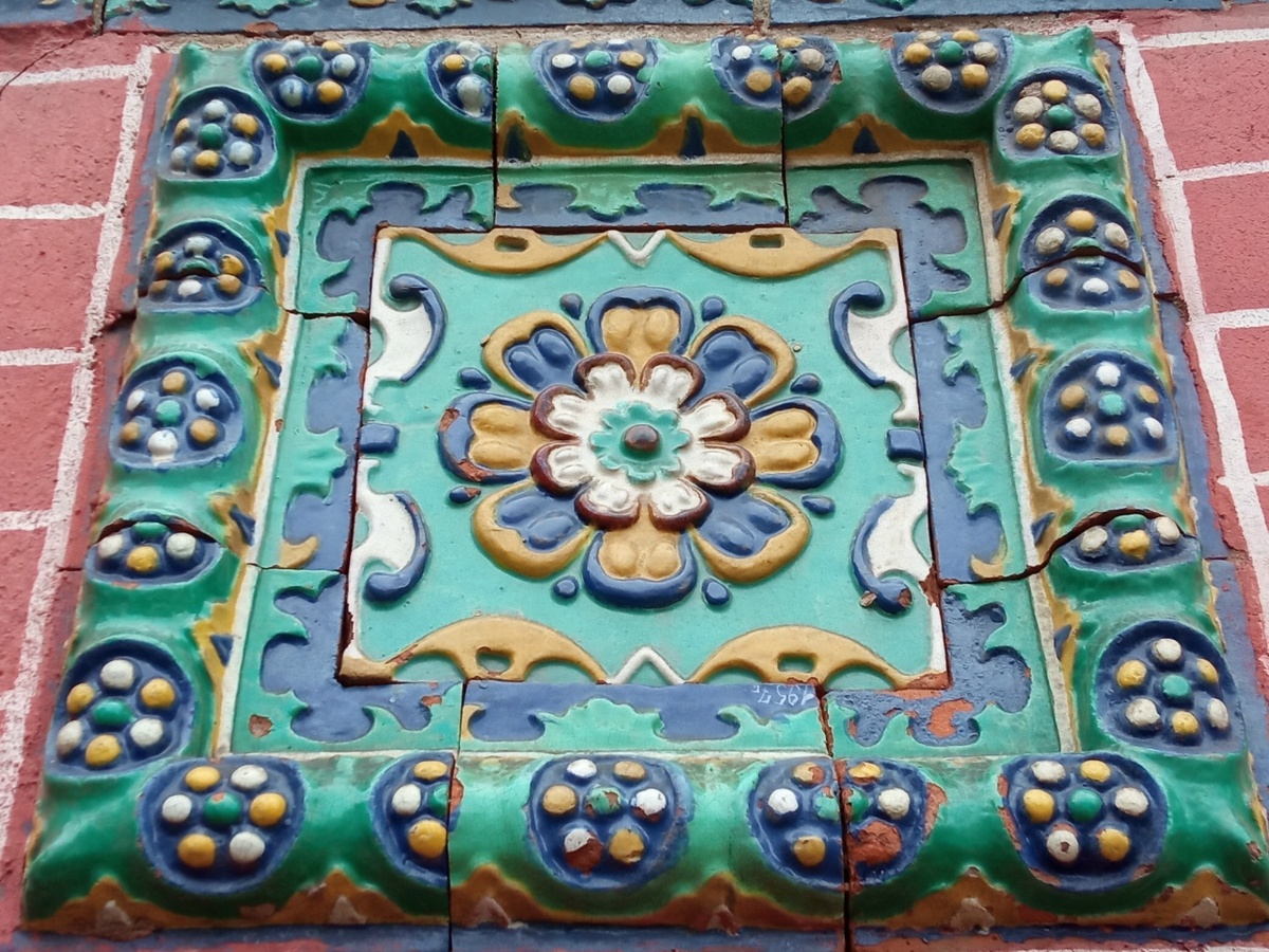 Изразец на Богоявленской церкви. 