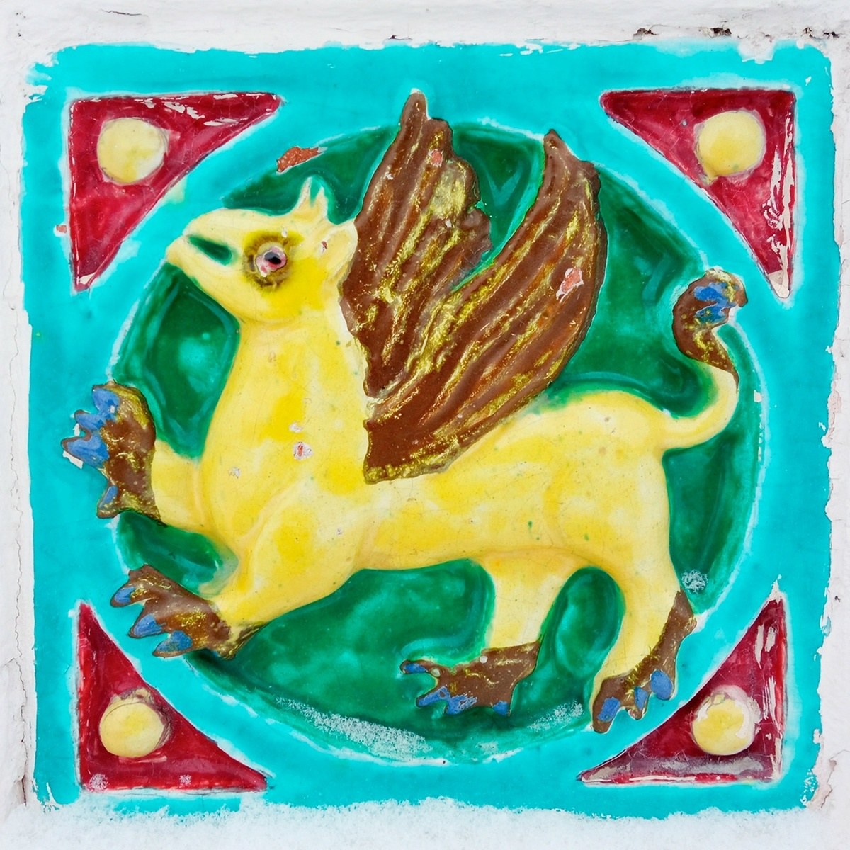 Изразец на ограде ярославского храма Ильи Пророка.