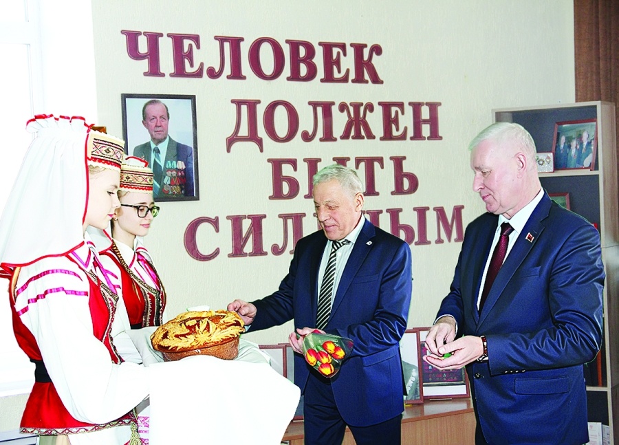     Школе – имя заслуженного земляка