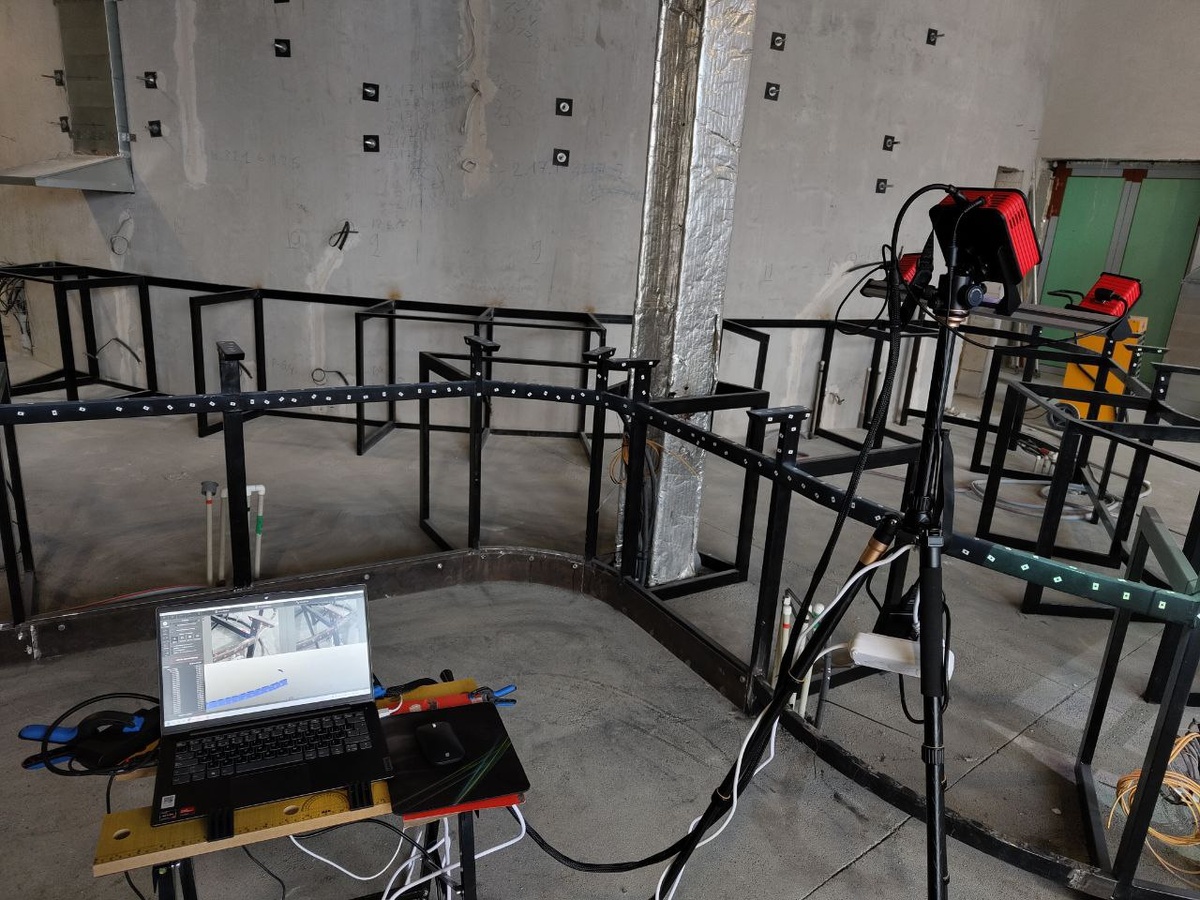 
Это типичная проблема для стройки и отделки: проект один, а по факту на объекте уже собрана другая геометрия. В этом кейсе сканирование помогло получить точную модель смонтированного основания и подготовить чертежи для изготовления сложной столешницы без срыва монтажа.