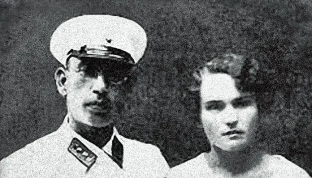  Власов с первой женой Анной