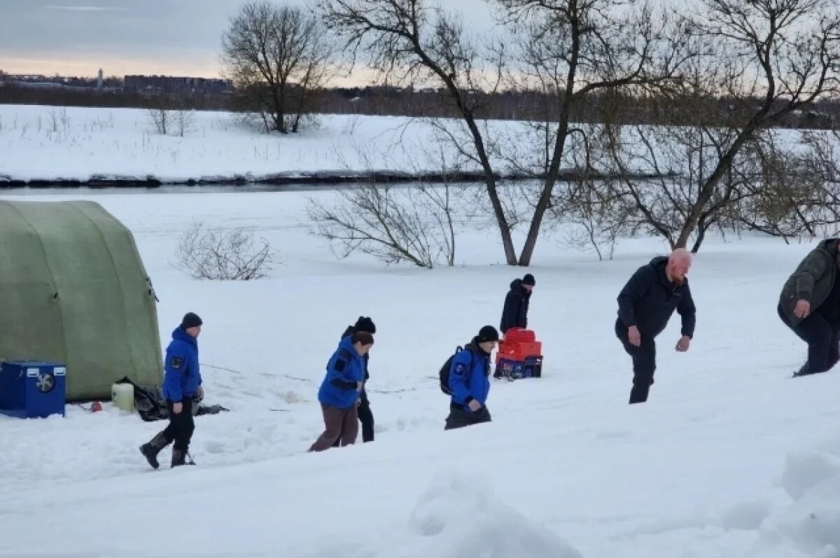    Всю ночь в Звенигороде сотни людей прочесывали береговую линию и городские кварталы, но поиски не принесли результатов.