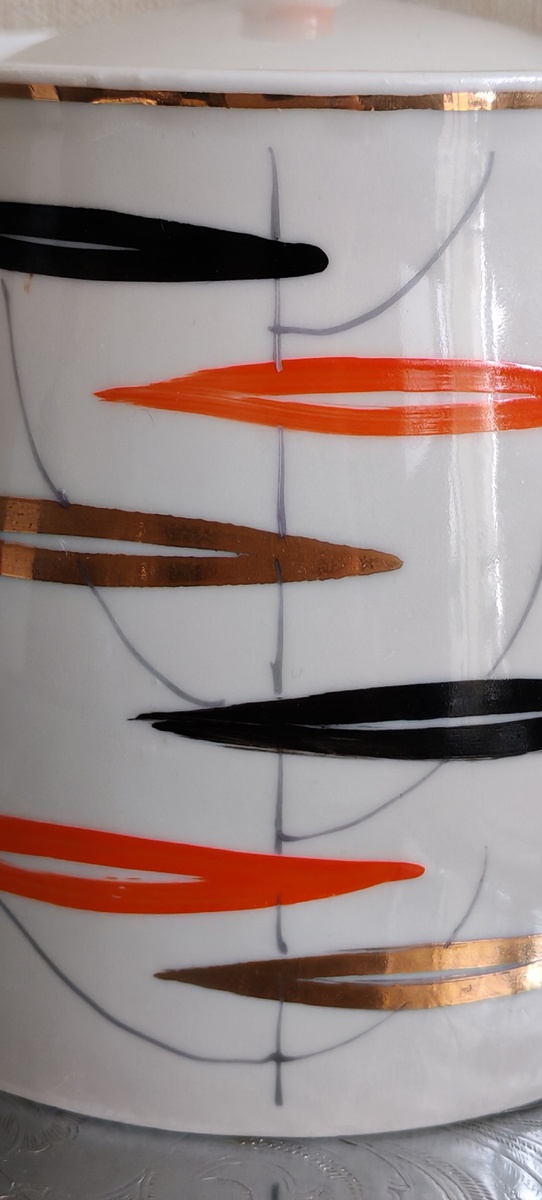 Знакомый с детства рисунок на фарфоре.