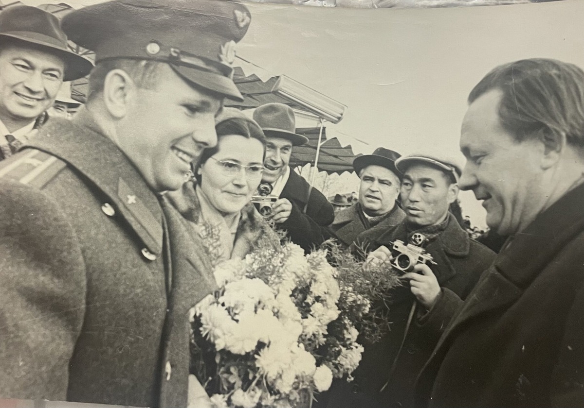    После официального визита в Индию Юрий Алексеевич Гагарин (с женой Валентиной) прилетел в Узбекистан. Его встречали глава республики Шараф Рашидов (стоит за первым космонавтом), журналист Георгий Димов (вручает цветы почетным гостям). Ташкентский аэропорт, 15 декабря 1961 года. Фото из личного архива Ирины Димовой