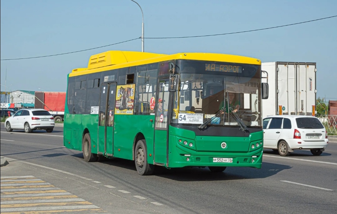 В автобусах проехать весь город от и до и увидеть все торговые центры, кафе, рестораны, здания, кинотеатры, магазины и даже за машинами из окна наблюдать что у них происходит