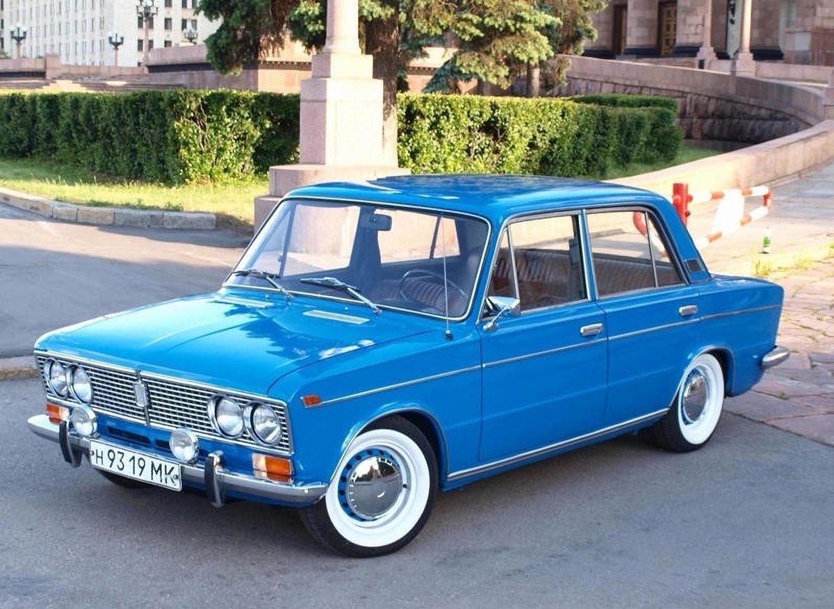 Вот он — герой статьи. Классический ВАЗ-2103, в цвете «бордо», как мечта советского автолюбителя.