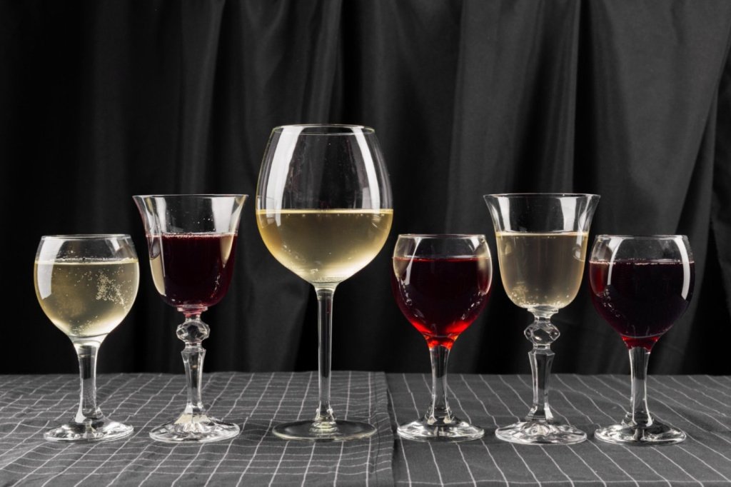 Разбираемся, как форма бокала влияет на восприятие вина: от траектории попадания на язык до концентрации аромата.