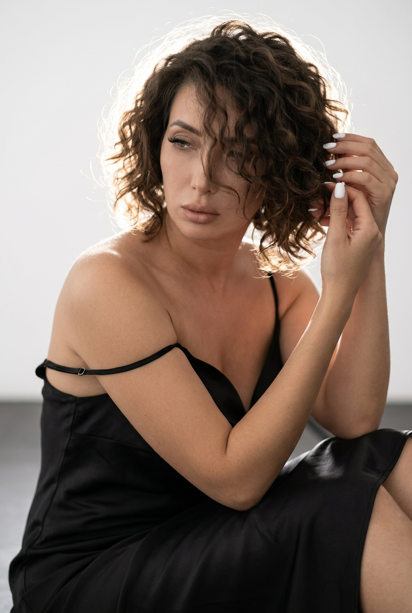 Нейрофото образ: Интрига в чёрном платье