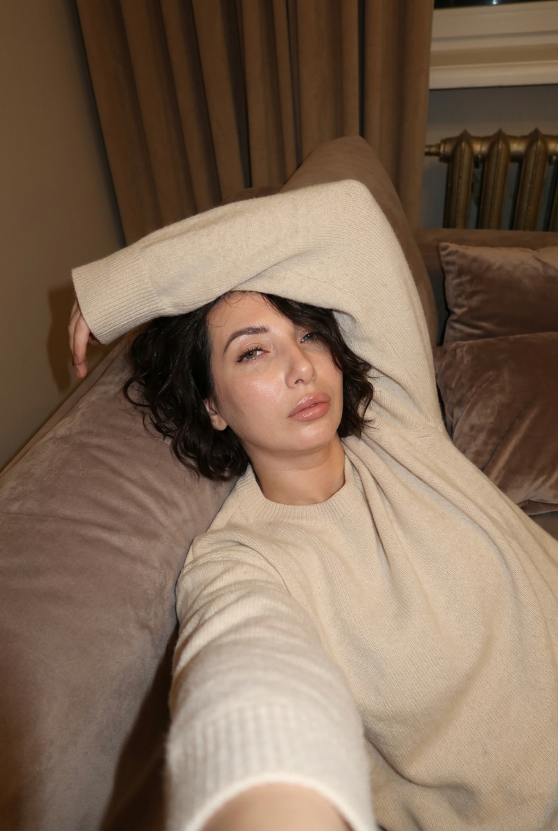 Образ фото: Селфи на диване