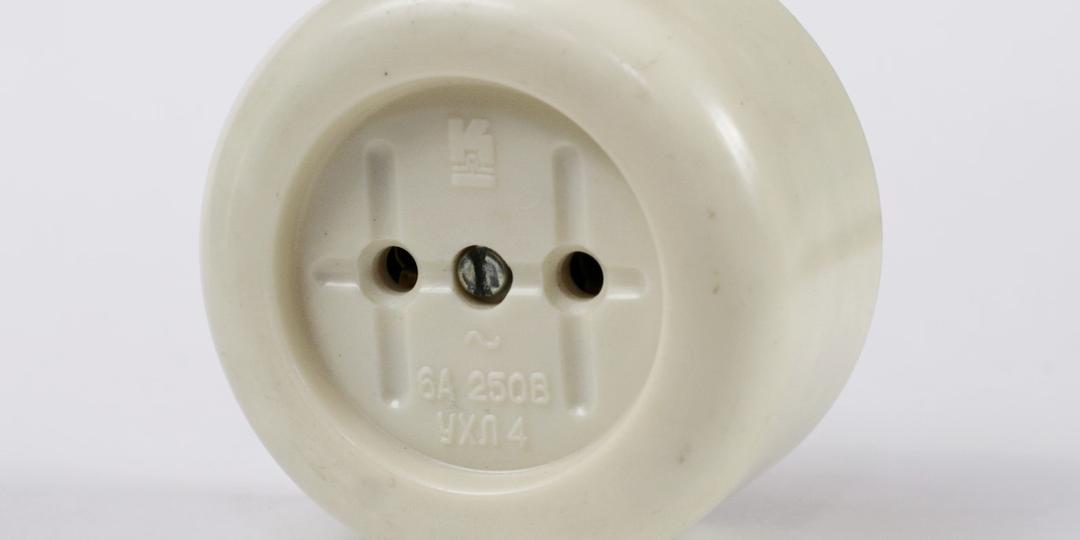 Какие электроприборы нельзя включать в одну розетку? Разбираемся