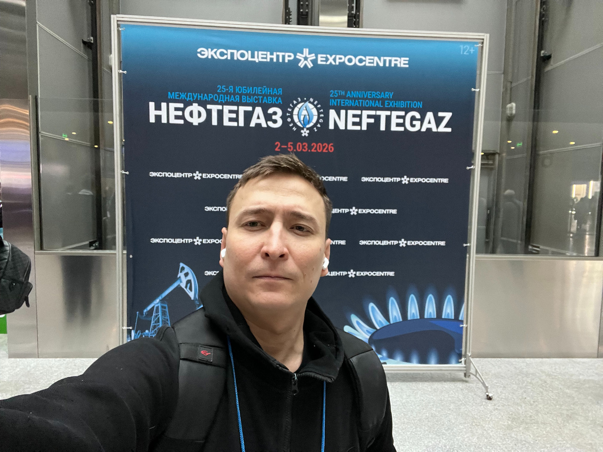 В Москве прошла одна из крупнейших отраслевых выставок — «Нефтегаз-2026», которая традиционно собирает ведущие компании нефтегазовой индустрии, производителей оборудования, инженеров, технологические стартапы и разработчиков программного обеспечения.

На выставке были представлены современные решения для добычи, переработки и транспортировки нефти и газа, а также новые разработки в области автоматизации, роботизации и цифровизации производства.

Что можно было увидеть на выставке

🔹 Современное буровое и добывающее оборудование
Компании показали новые установки, насосы, компрессоры, системы управления скважинами и решения для повышения эффективности добычи.

🔹 Автоматизация и цифровые технологии
Большой акцент был сделан на цифровые платформы управления производством, системы мониторинга оборудования, промышленный IoT и решения на базе искусственного интеллекта.

🔹 Роботизированные и дистанционные системы
Представлены технологии для удалённого контроля месторождений, автоматизированные комплексы диагностики и обслуживания оборудования.

🔹 Инновационные материалы и технологии обработки
Многие компании продемонстрировали новые композитные материалы, решения для защиты оборудования от коррозии и повышения срока службы техники.

Тренд выставки

Главная тенденция этого года — цифровизация нефтегазовой отрасли.
Все больше компаний внедряют:

системы аналитики данных

искусственный интеллект для оптимизации процессов

цифровые двойники оборудования

VR/AR решения для обучения персонала

Почему это важно

Такие выставки — это не только демонстрация оборудования, но и площадка для обмена опытом, поиска партнёров и запуска новых проектов. Именно здесь формируются новые технологические направления и сотрудничество между производственными компаниями и IT-разработчиками.

Для компаний, работающих в сфере 3D-визуализации, цифровых технологий, ИИ и интерактивных решений, это огромный рынок возможностей — от создания 3D-презентаций оборудования до разработки обучающих VR-симуля