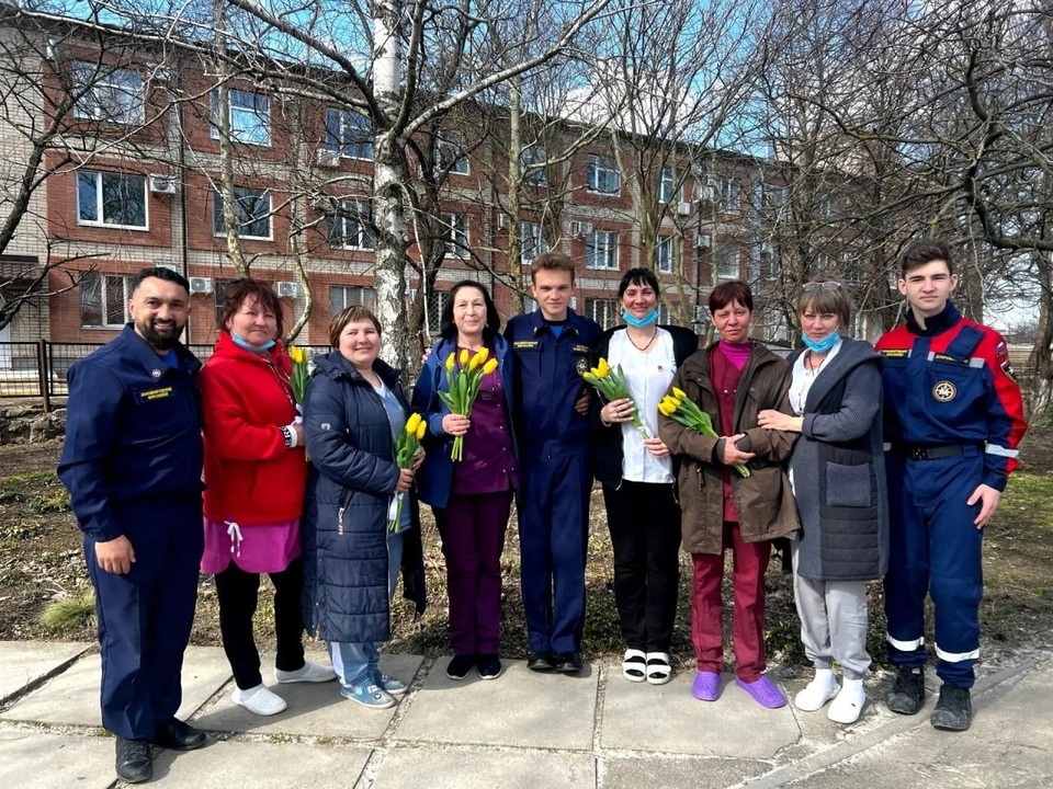    Медикам и сотрудницам экстренных служб вручили цветы. ФОТО: ТГ-канал Владимира Сальдо.