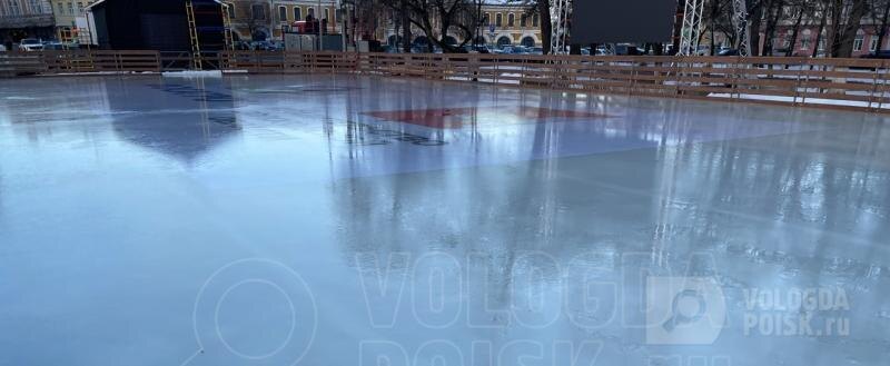 Стало известно до какого числа будет работать каток на площади Революции