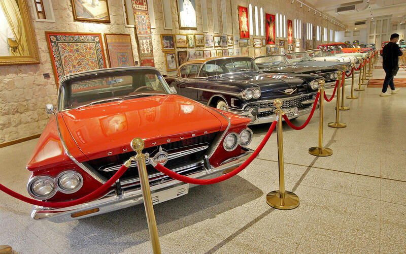 Пройдя через вход в музей, вы увидите целую галерею американских автомобилей 50-х и 60-х годов, в том числе этот великолепный Chrysler 300J. Из всех моделей серии 300, выпускавшихся с 1955 по 1965 год, эта модель 1963 года является самой редкой — всего было выпущено около 400 экземпляров.