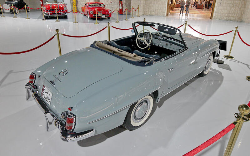 Когда вы входите в основную часть музея, вашему взору предстает великолепный Mercedes 190SL. Это младший брат модели 300SL, выпускавшейся с 1954 по 1963 год, когда на смену ей пришла модель SL «Пагода».