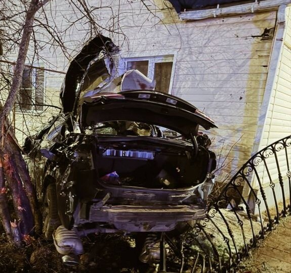 Иномарка протаранила жилой дом в Воронежской области: ранен ребёнок