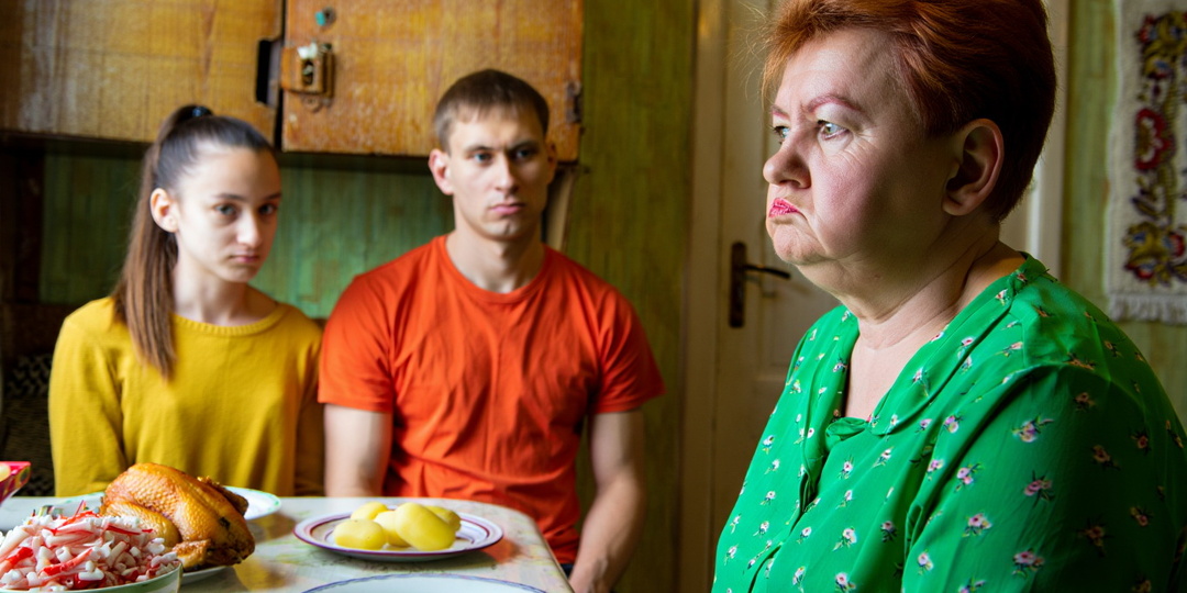 — Вы оба работаете и нищие — выдала свекровь за столом, накрытым на наши последние 2500 рублей