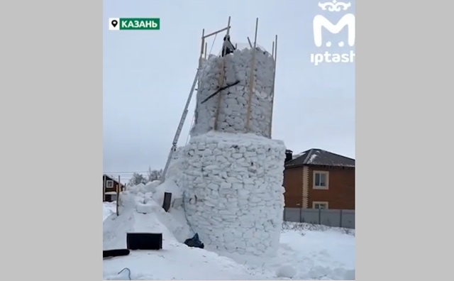 В Казани блогер лепит 16-метрового снеговика, чтобы стать рекордсменом России