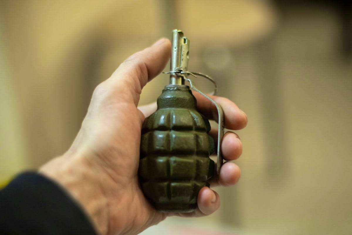 Фото с сайта: https://www.bluewin.ch/fr/infos/faits-divers/un-elu-local-lance-des-grenades-en-pleine-reunion-au-moins-26-blesses-2009104.html