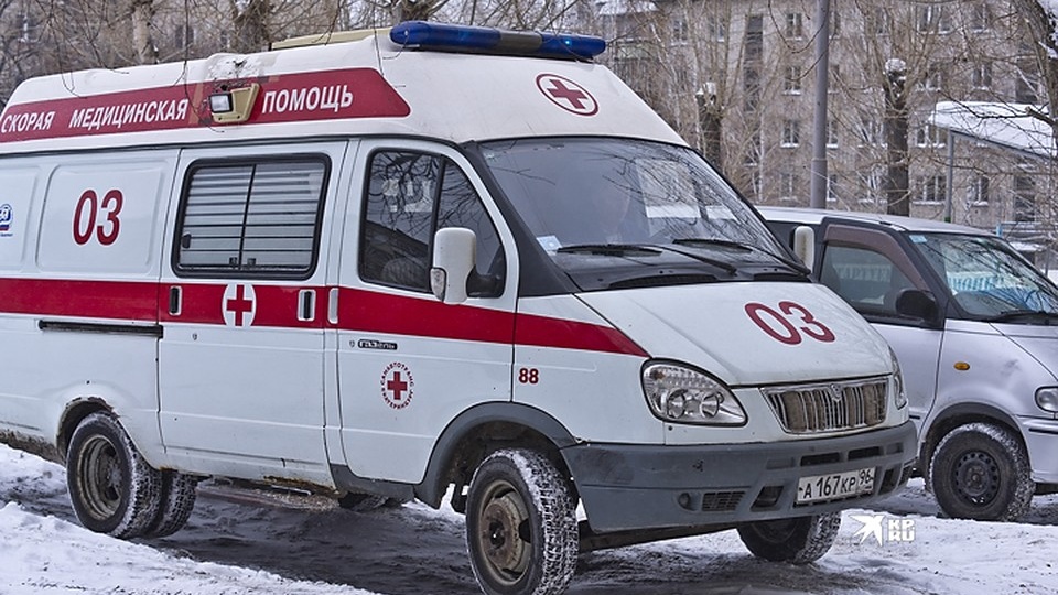 В Карпинске водитель иномарки отказался выпускать скорую помощь из двора