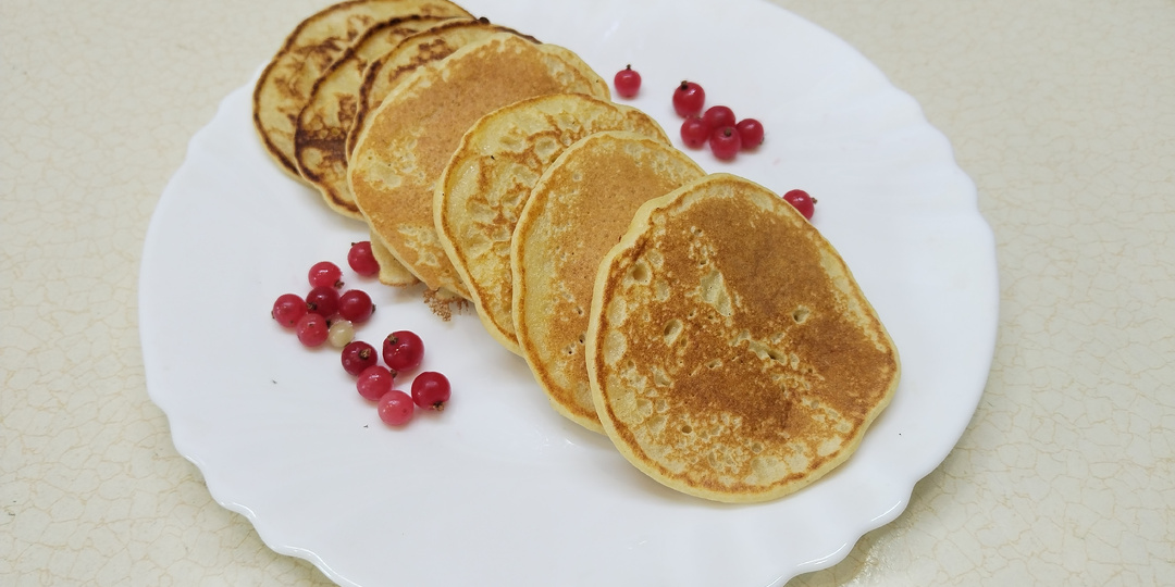 Простые оладьи с яблоком из овсяной и кукурузной муки
