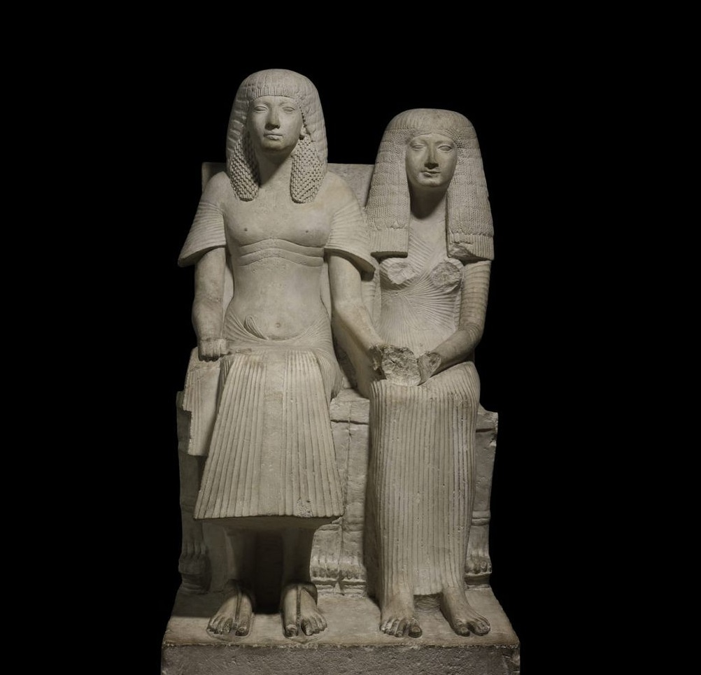 Известняковая диада (парная статуя) Хоремхеба, будущего фараона, и его жены Амении. 
Примерно 1353–1295 гг. до н.э., конец 18-й династии. Британский музей в Лондоне. Скульптура отличается необычно нежным жестом — пара держится за руки. 