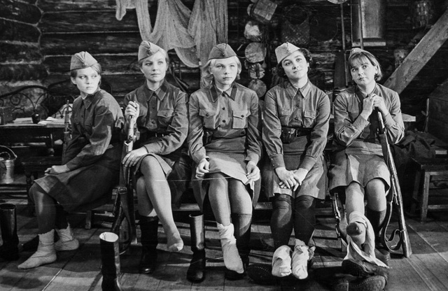 Как снимали А зори здесь тихие: Бычья кровь, болотная жижа и реальный взрыв