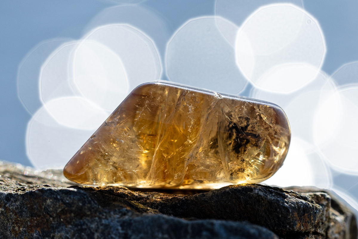 Цитрин на фоне бликов воды