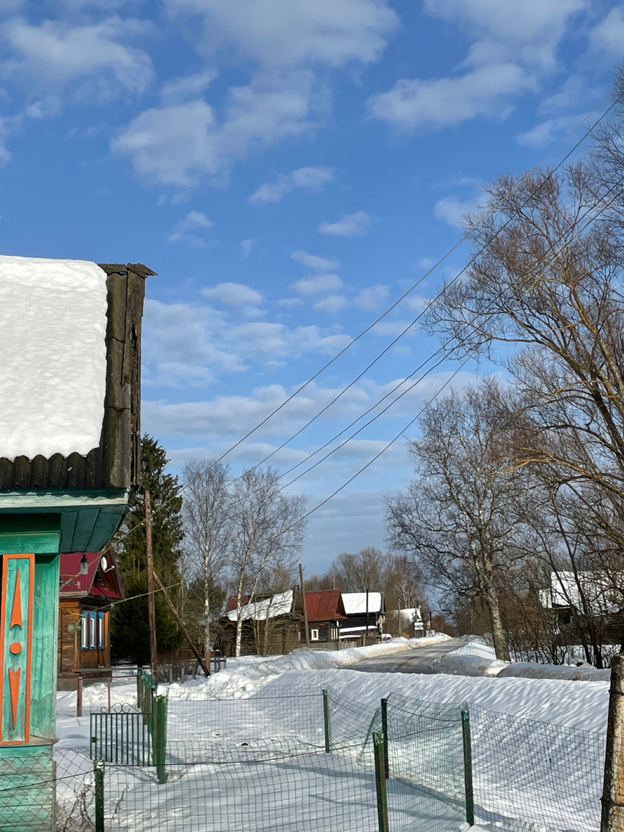 У нас еще снежно. Сегодня солнце. И облака