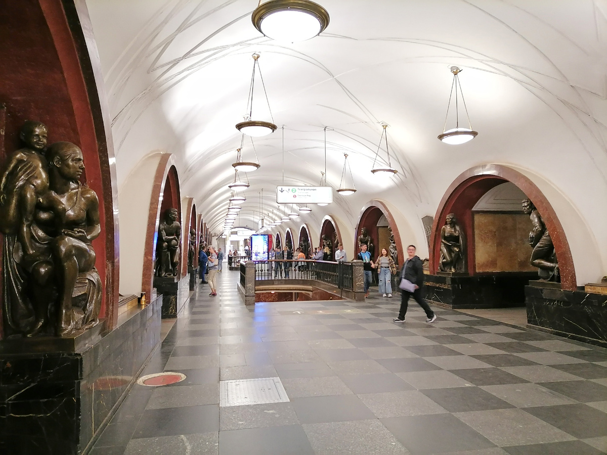 Станция метро «Площадь Революции».