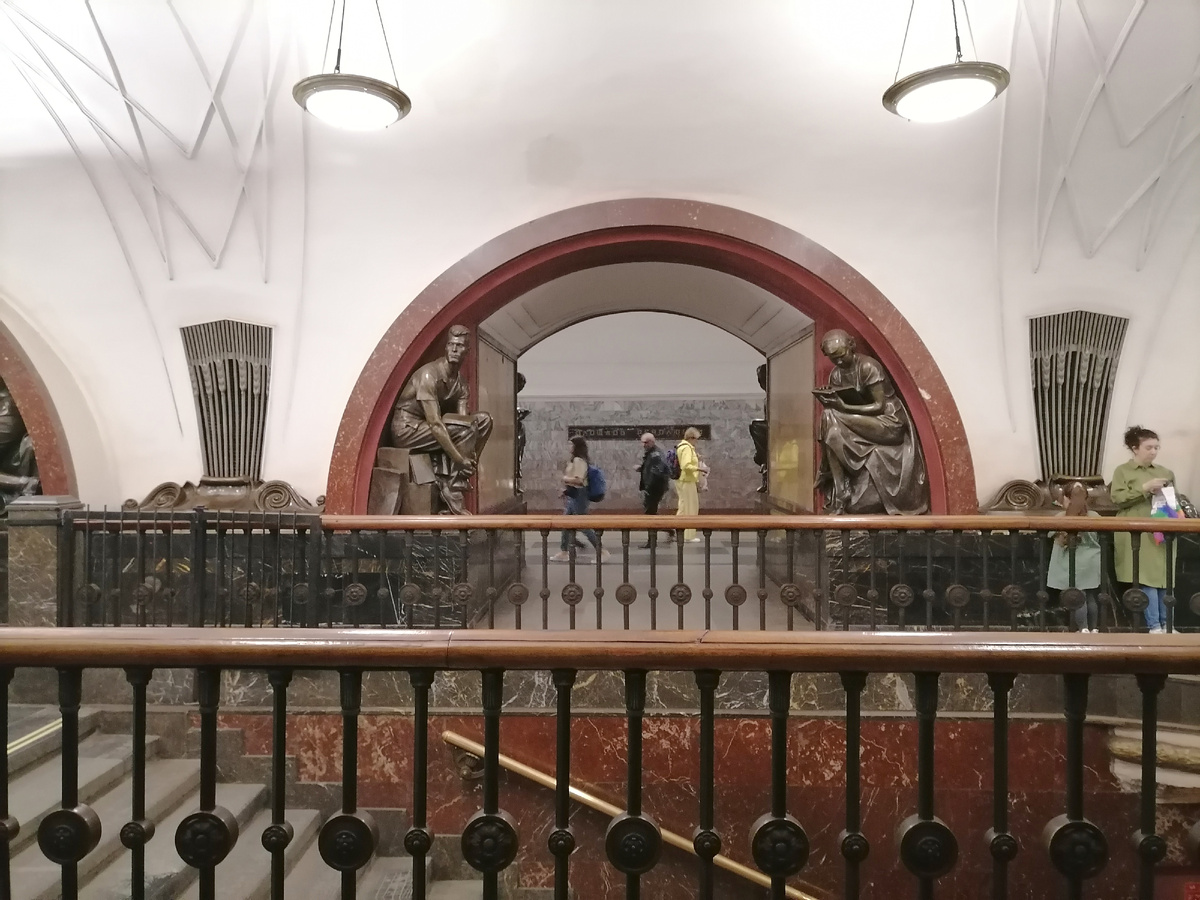 Станция метро «Площадь Революции».