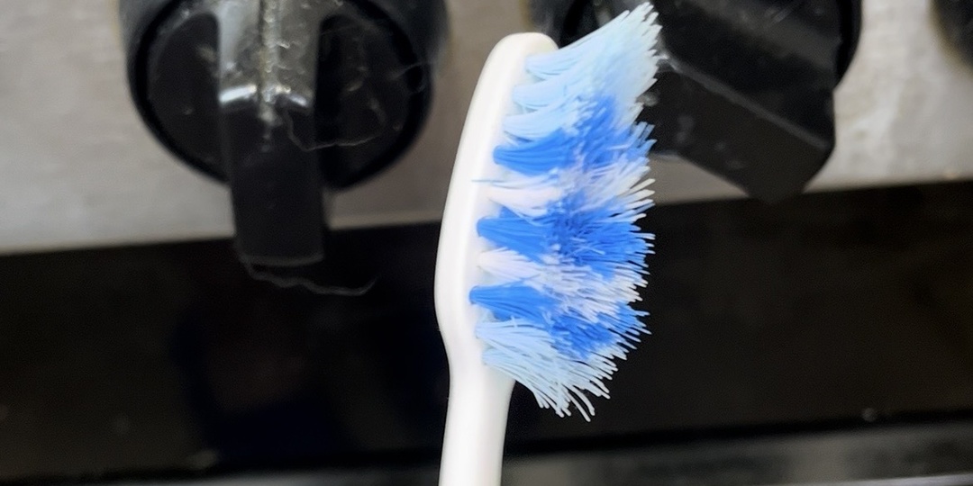 Не трите их зубной щеткой! Ручки плиты можно снять и помыть. Показываю как