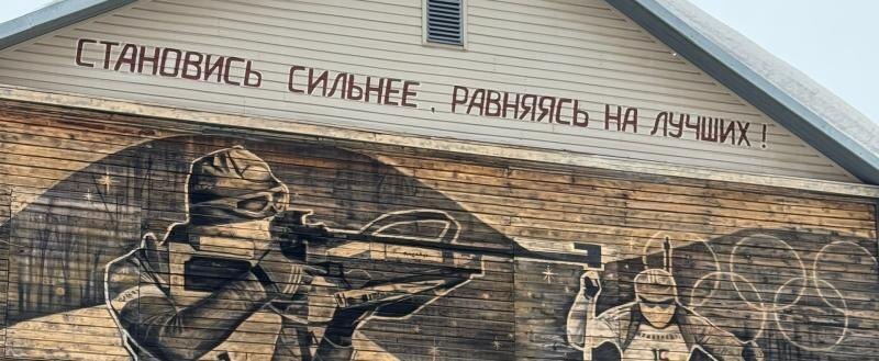 Художник из Вологды создал необычный «зимний» мурал в Вожеге с помощью болгарки