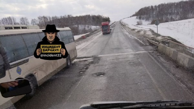 На трассе Барнаул — Бийск водители массово пробивают колеса из-за глубоких ям