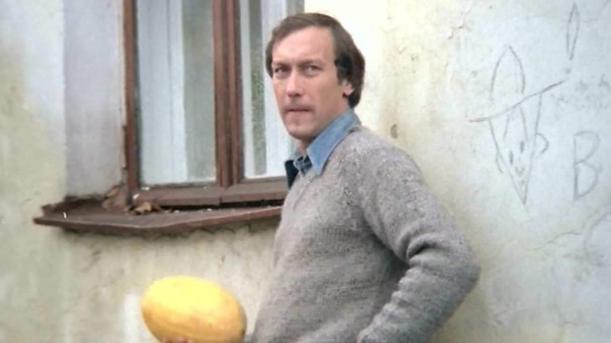    Кадр из фильма «Полеты во сне и наяву»: актер Олег Янковский в роли сотрудника архитектурного бюро Сергея Макарова / Фото: Киностудия имени Довженко