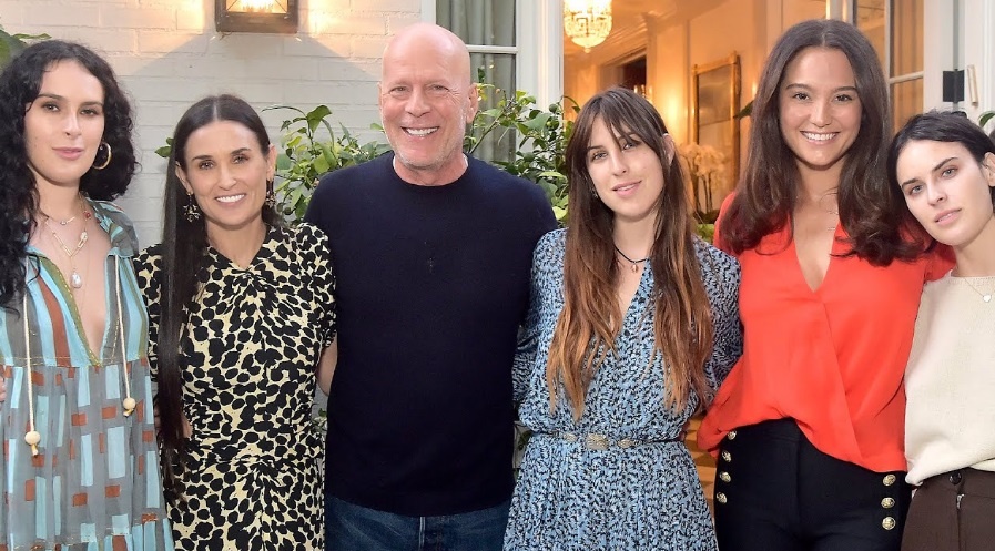 Фото: семейство Брюса с его двумя женами